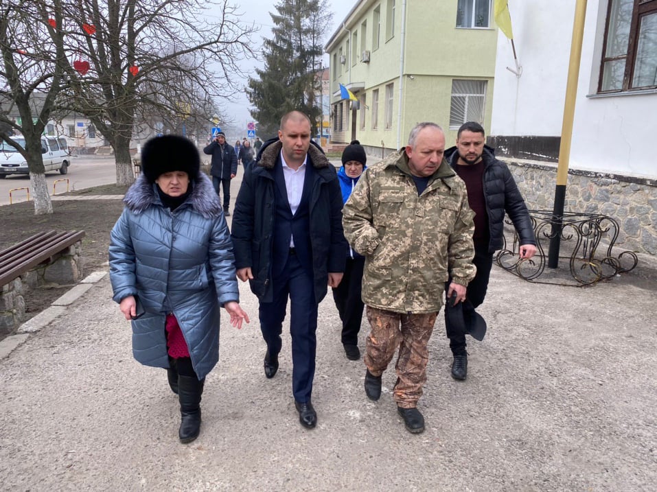 На Полтавщині люди перекрили дорогу, щоб не пустити евакуйованих з Китаю: подробиці