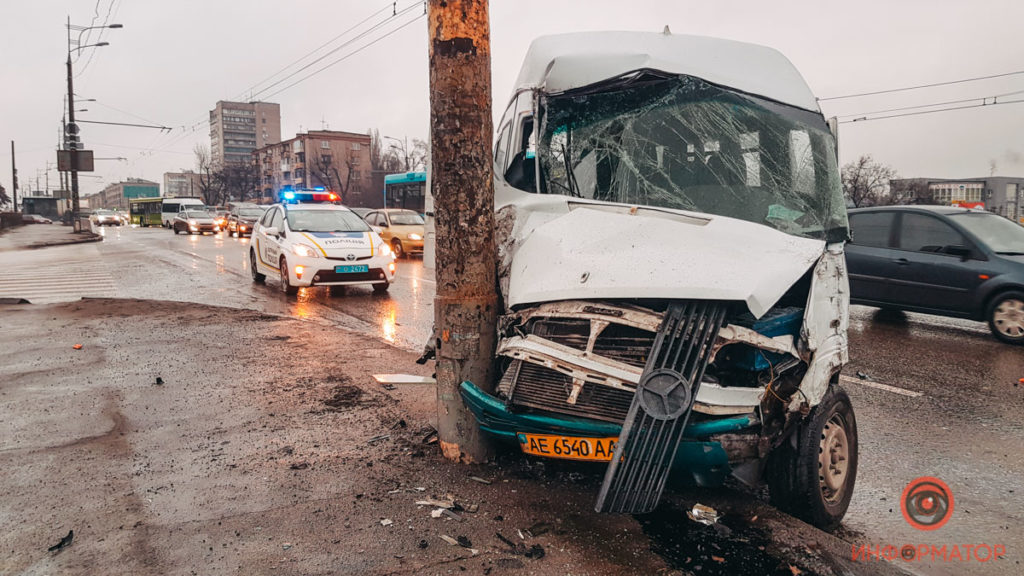 У Дніпрі маршрутка з пасажирами врізалась у стовп, багато постраждалих: моторошне відео