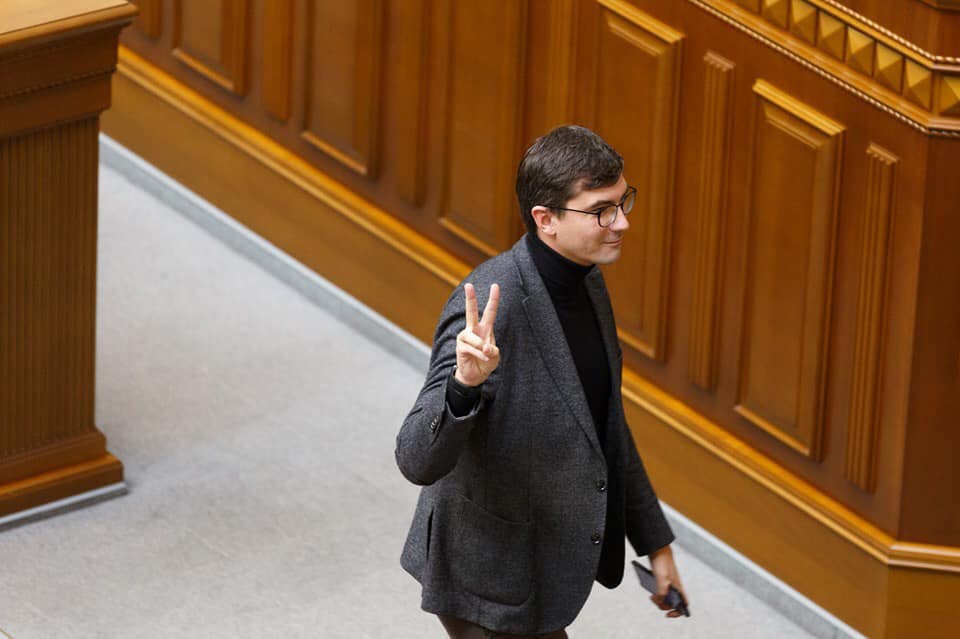 Нехай приїжджають: “слуга” пропонує дозволити росіянам працювати в українських ЗМІ