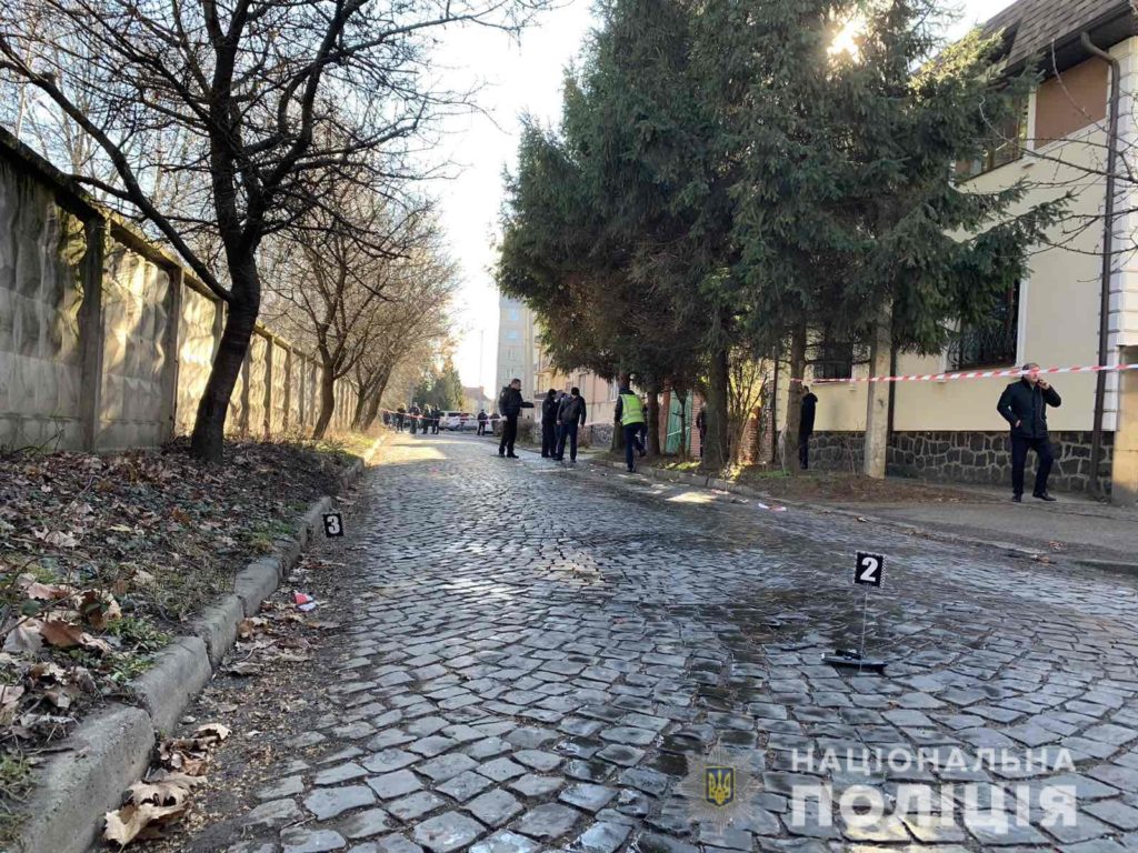 У Мукачеві сталась перестрілка посеред міста, є поранені: відео