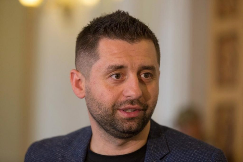 Арахамія назвав “Батьківщину” якоюсь “маленькою комахою, що дзижчить багато”