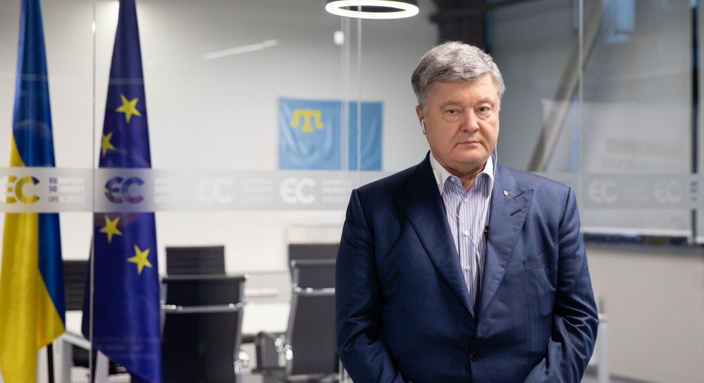 70 тысяч защитных костюмов, маски, аппараты ИВЛ: Порошенко рассказал о помощи для медиков