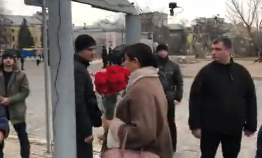 Охорона президента не пропускала родичів загиблих Героїв Небесної Сотні покласти квіти, бо мав приїхати Зеленський: відео