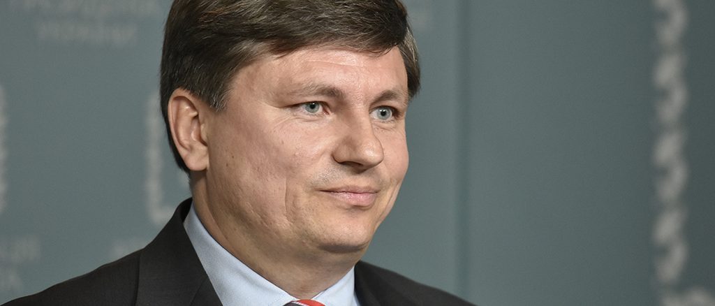 Общество видит, что власть Зеленского не способна воплотить ни одного из своих предвыборных обещаний. Зеленский не занимается страной. Зато он занимается политическими преследованиями оппозиции, патриотов и волонтеров