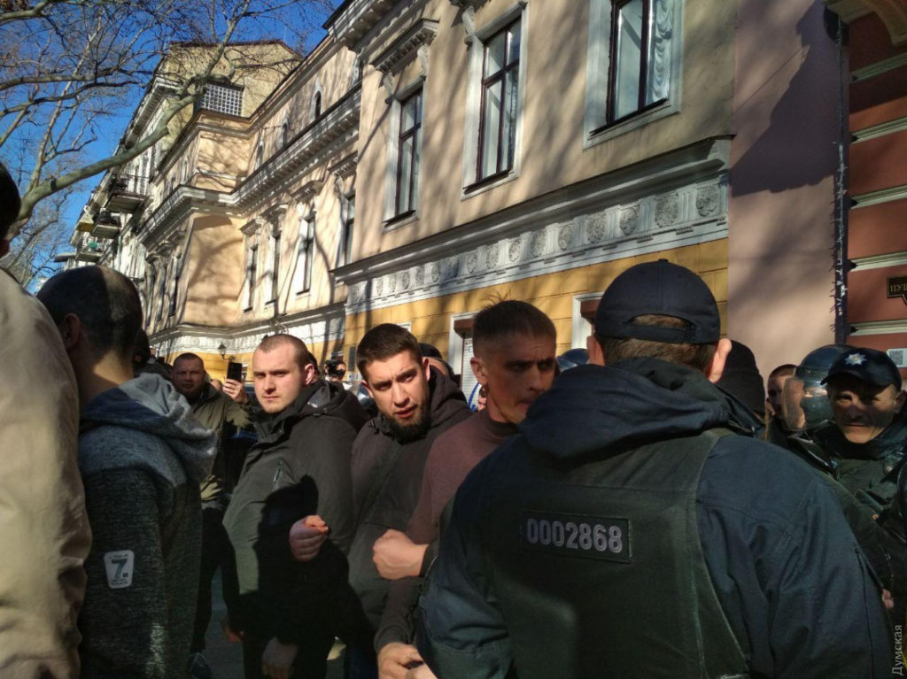 В Одесі активісти пікетують готель, в якому має відбутися з’їзд нардепів “ОПЗЖ”: відбуваються сутички