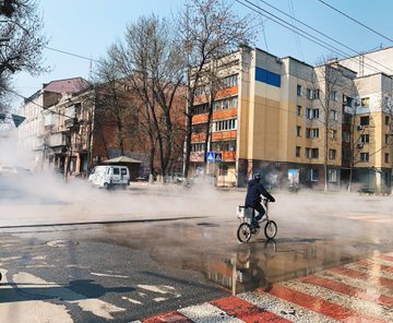 На столичному Подолі вулиці залило окропом: фото та відео