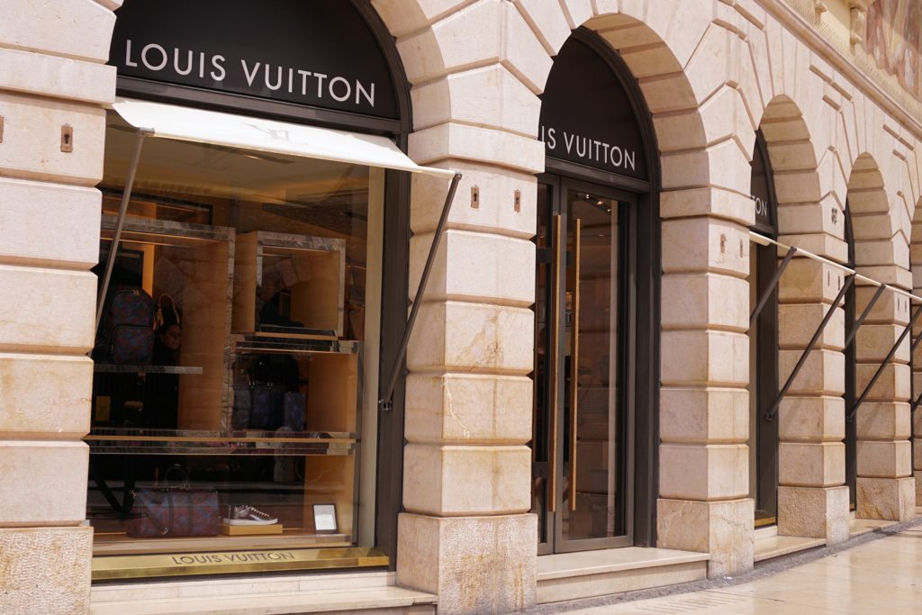 Антисептики замість парфумів: компанія Louis Vuitton починає виробництво дезінфікуючих засобів для рук