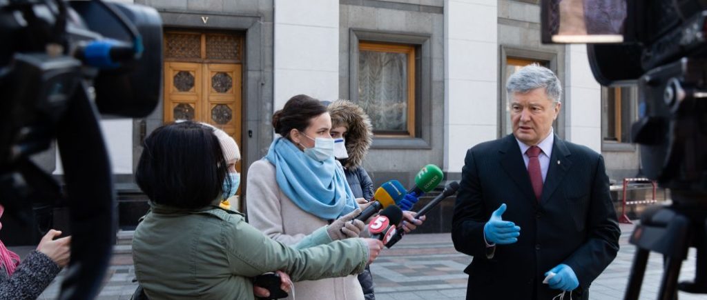 Коронавірус в Україні: Порошенко закликав владу надати підтримку медикам та малозабезпеченим