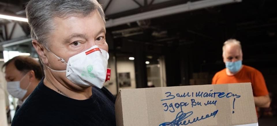 Петро Порошенко: за медичні товари йде жорстка конкуренція у світі, попри це ми закупили 100 тисяч захисних костюмів для українських медиків