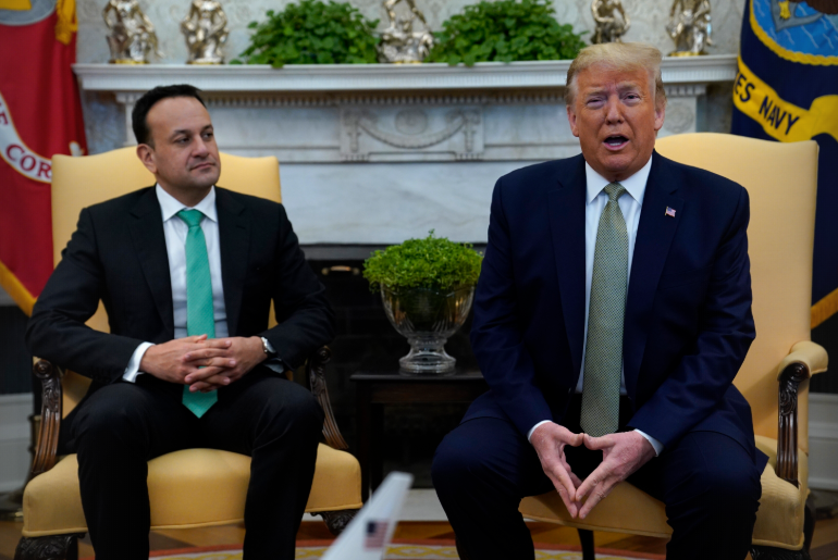 Трамп показав, як правильно вітатися, щоб не підхопити коронавірус: відео
