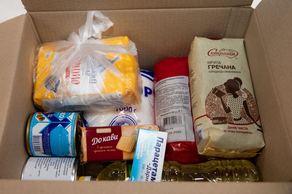 У Херсоні волонтери “Європейської Солідарності” передали продуктові набори малозабезпеченим
