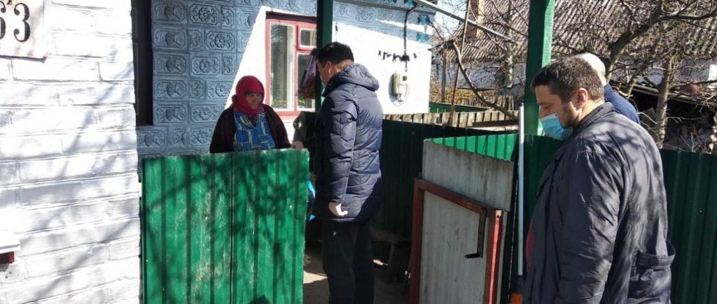 Депутати райради від “Європейської Солідарності” в Калинівці допомагають продуктами людям з групи ризику