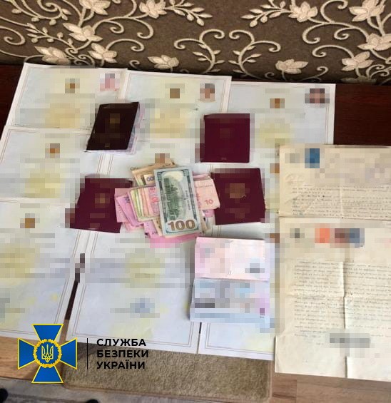 СБУ викрила українця, який допомагав росіянам незаконно отримувати громадянство ЄС