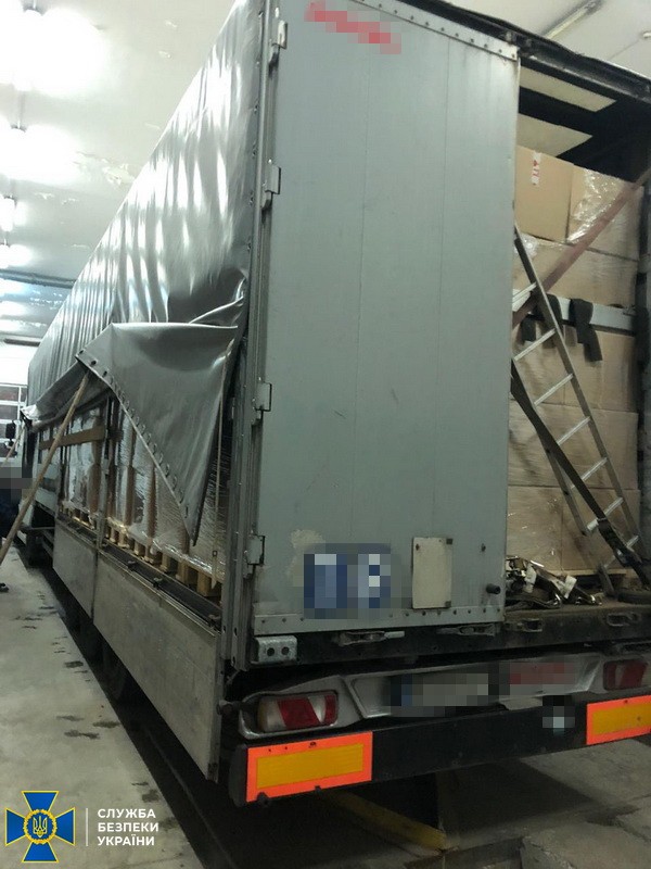 СБУ перехопила на кордоні з Польщею вантаж з 42 тисячами медичних халатів: фото