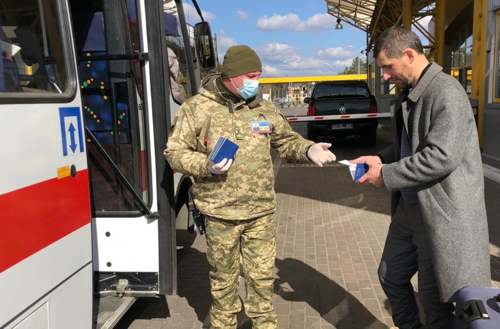 Понад вісім тисяч українців за кордоном вимагають повернення додому – МЗС