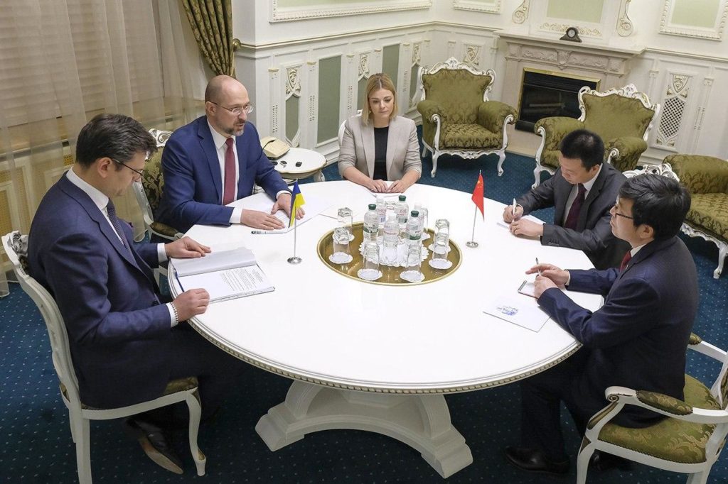 Китай запропонував Україні екстрену гуманітарну допомогу для боротьби з коронавірусом – Шмигаль