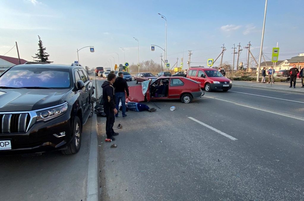 Тройное ДТП в Виннице: спасатели доставали раненых из искореженных полностью авто