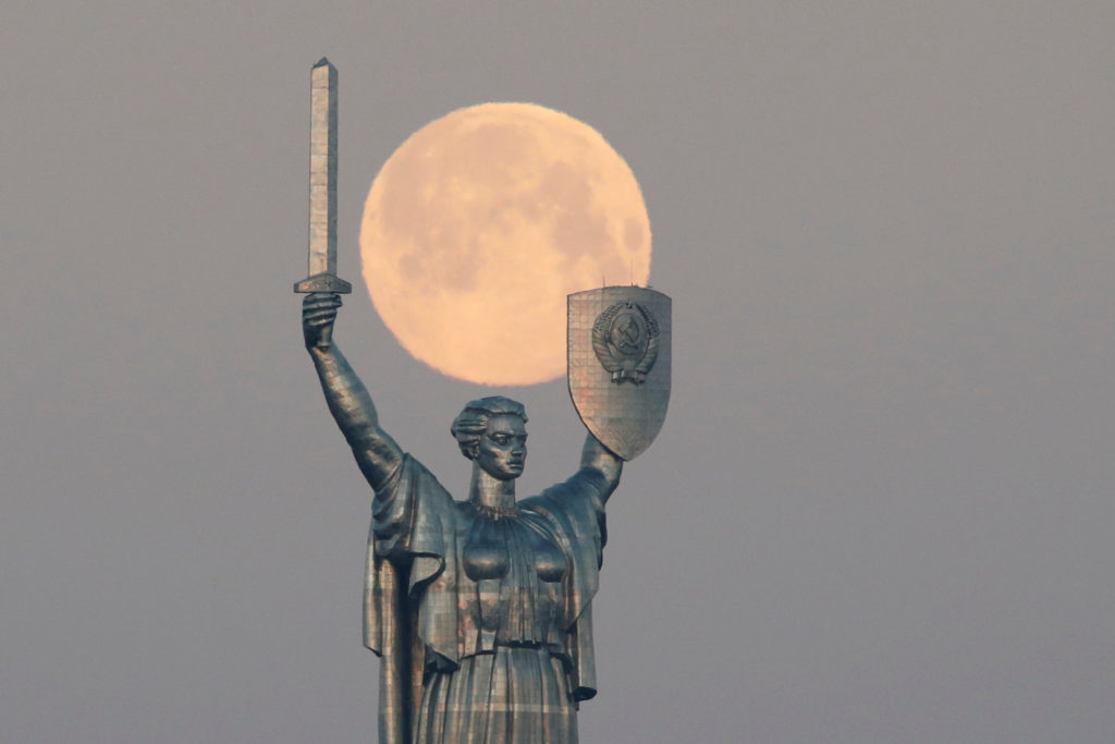 Холодний Місяць над Україною: коли дивитися суперповню