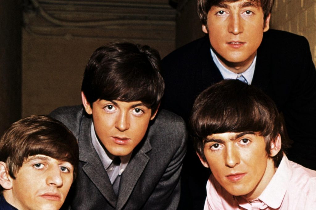 Дивовижні фото з карантину: у Вінниці продезінфікували The Beatles