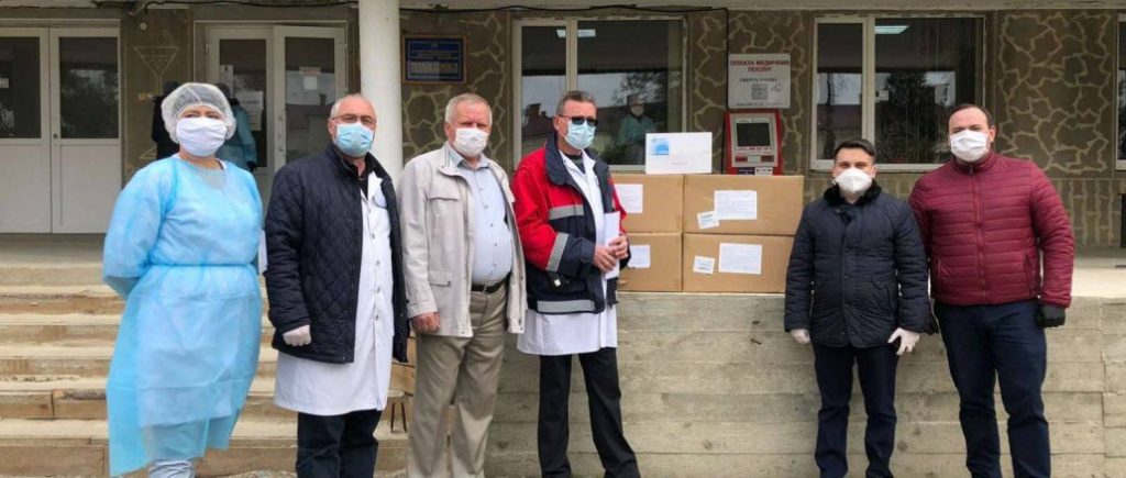 На Буковині лікарям передали 500 захисних костюмів від Порошенка