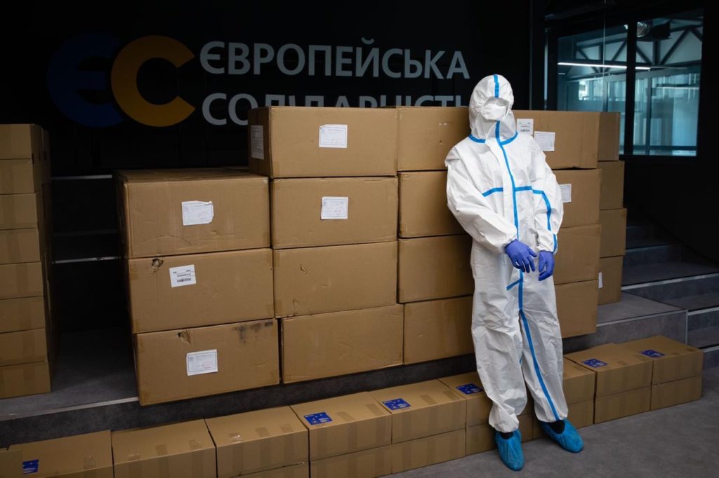 Фонд Петра Порошенко передавал медикам Буковины партию высококачественных защитных костюмов
