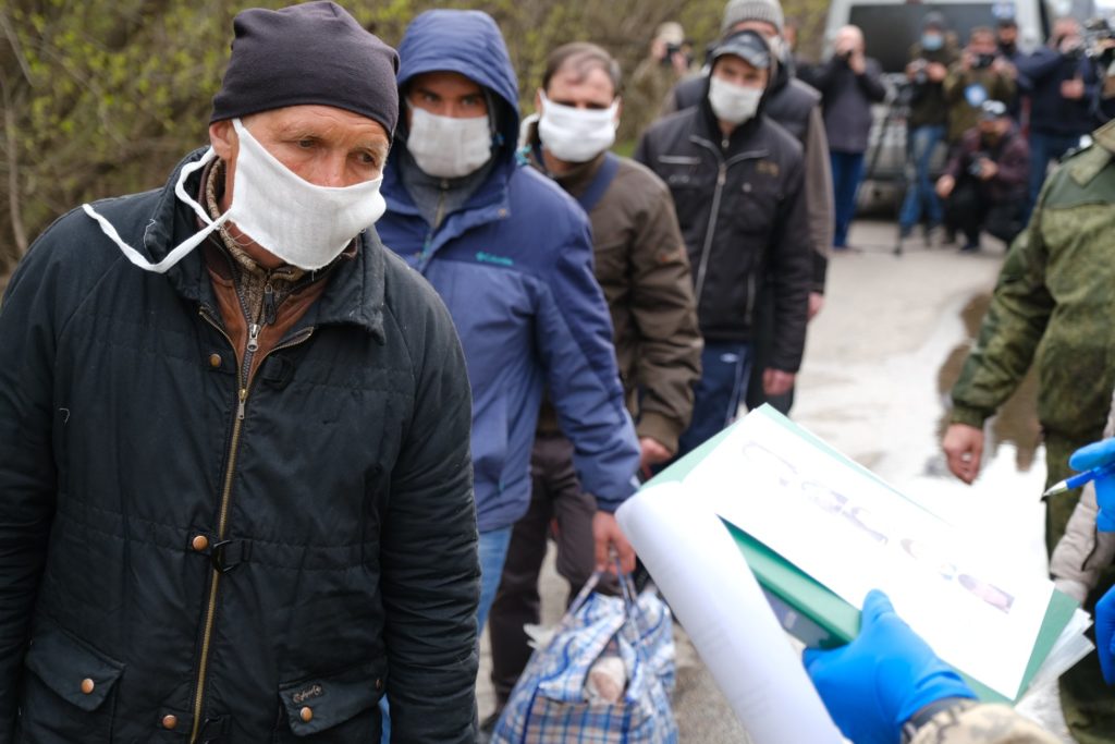 Терористи “Д/ЛНР” в рамках обміну передали Україні 20 в’язнів: перелік імен