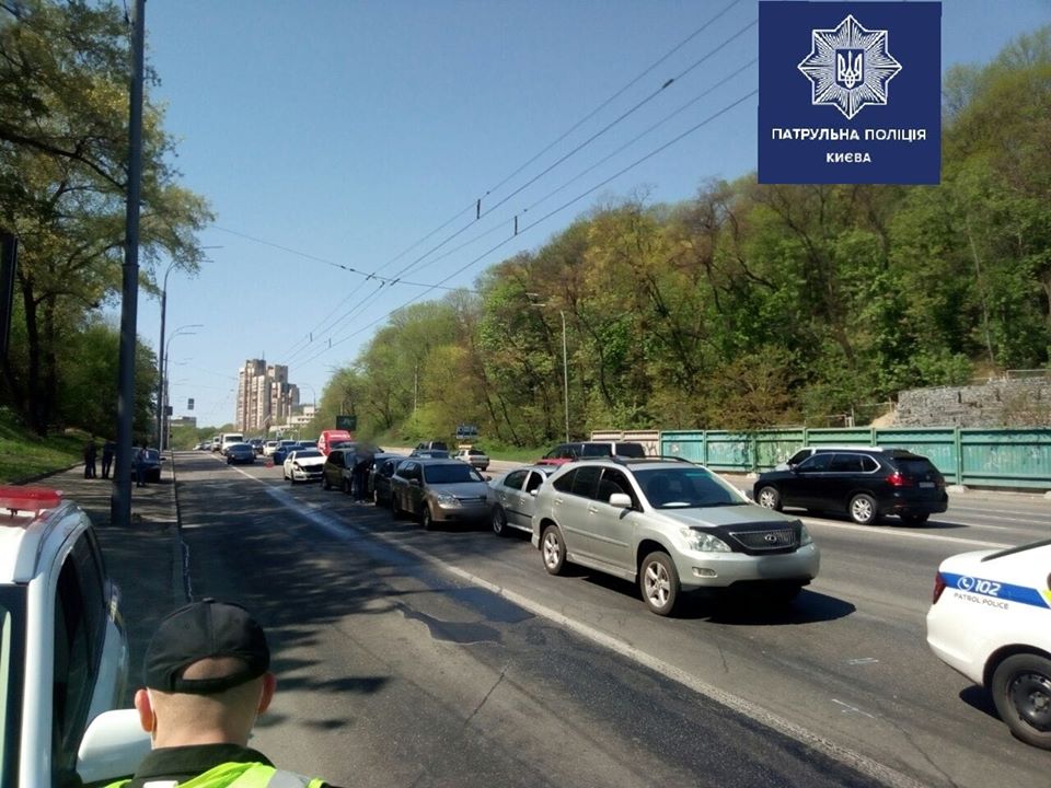 У Києві на бульварі Дружби народів у ДТП потрапили сім автомобілів: відео
