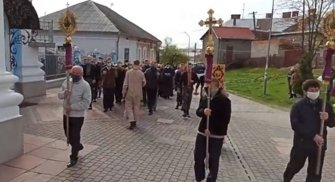 Ходили без масок: на Львівщині священник влаштував хресну ходу