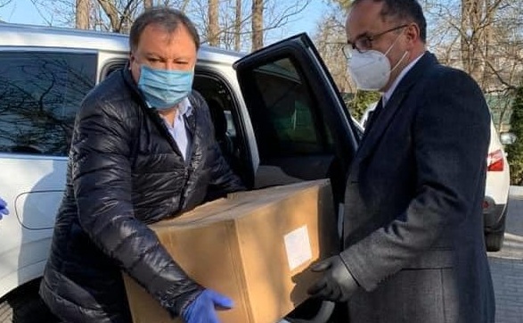 Княжицький передав медзакладам Прикарпаття апарат ШВЛ та велику партію захисних костюмів для лікарів