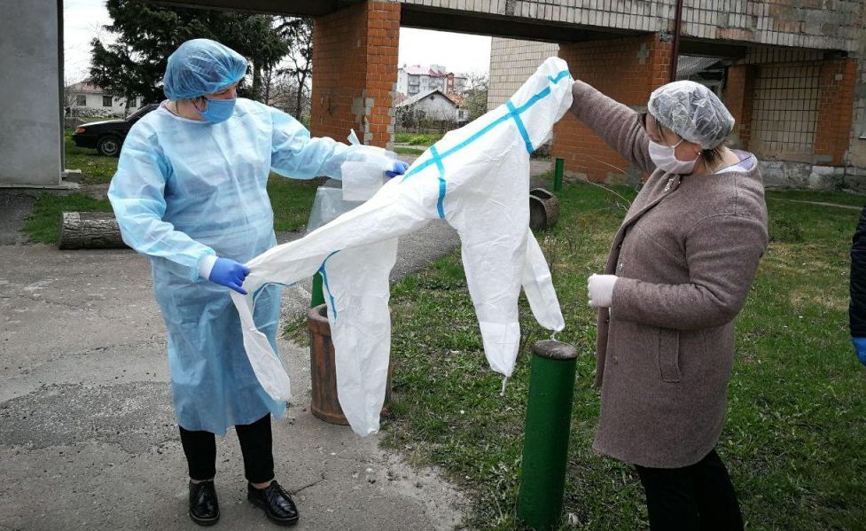 Медики Тернопільщини отримали захисні костюми від Фонду Порошенка