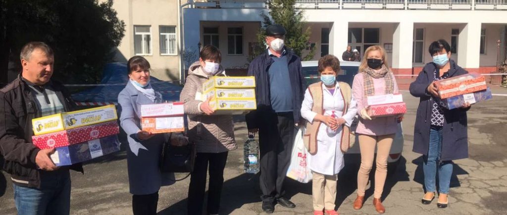На Вінниччині “Європейська Солідарність” передала смаколики самотнім людям похилого віку до свята Великодня