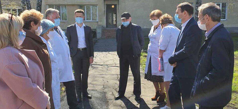 Гончаренко передав захисні медичні костюми, маски та окуляри від Фонду Порошенка лікарям Одещини