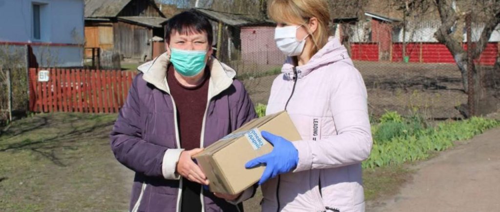 На Чернігівщині партійці передають продуктові набори від Фонду Порошенка тим, хто потребує допомоги