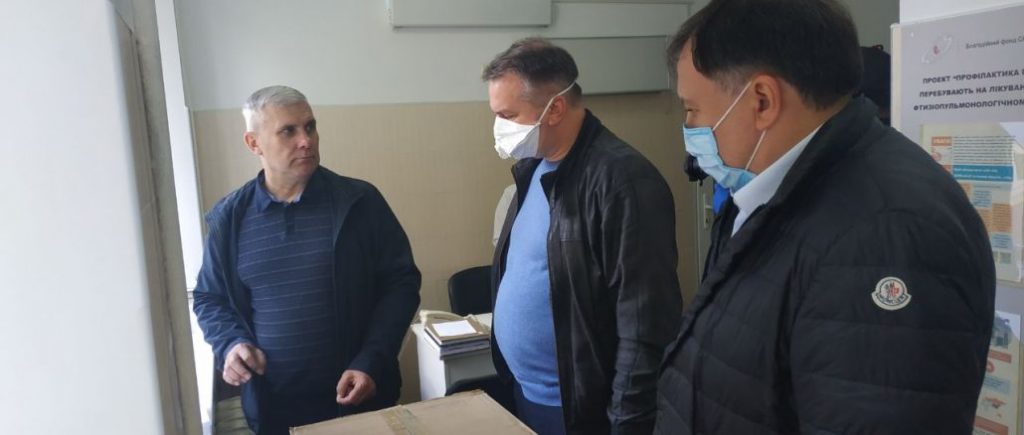 Микола Княжицький та Олег Синютка передали лікарням Львова партію захисних костюмів