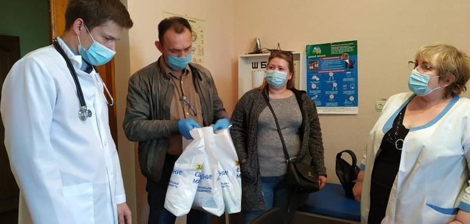 Запорізькі лікарі отримали засоби індивідуального захисту в рамках проєкту “Солідарні з лікарем”