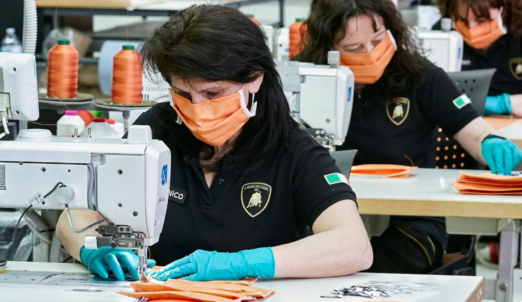 Lamborghini начала шить маски из-за пандемии коронавируса