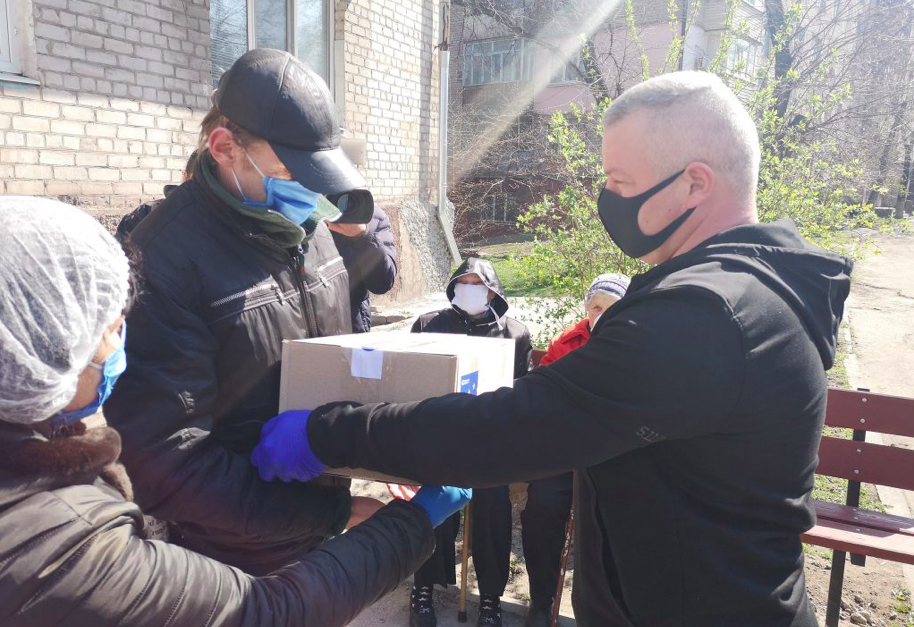 Забродський на Дніпропетровщині передав допомогу від Фонду Порошенка літнім людям для підтримки в умовах карантину