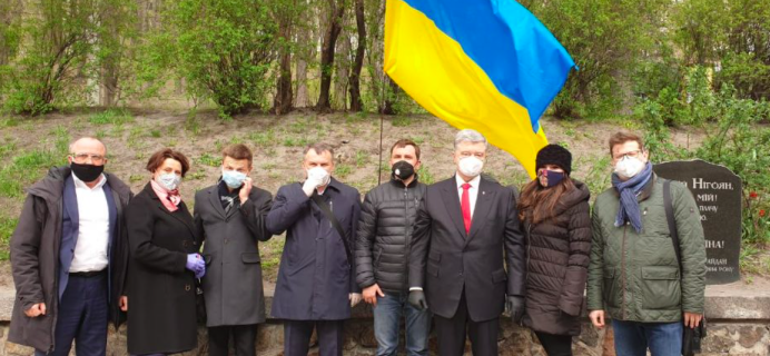 Депутати “Європейської Солідарності” відновили державний прапор над пам’ятним знаком Сергію Нігояну у центрі столиці