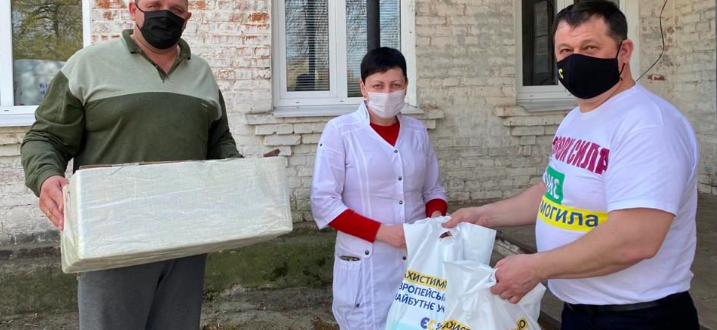 Партійці “Європейської Солідарності” передали медикам Донеччини засоби захисту від Артура Герасимова