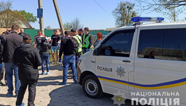 На Харківщині оголена жінка гуляла вулицею з відрубленою головою доньки: жахливі подробиці