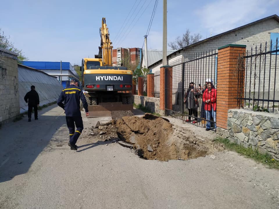 Зійшов дух водоканалу, замироточила труба: у Дніпрі перекопали вхід до храму, де проводили масові богослужіння