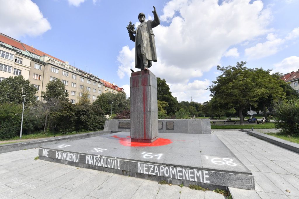 У нього не було захисної маски: у Празі знесли пам’ятник радянському маршалу Конєву