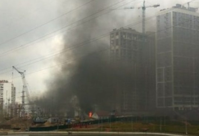 У Києві біля метро “Харківська” вибухнула і загорілась електростанція: відео