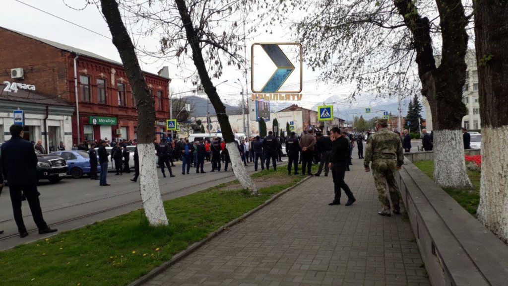 У Північній Осетії більше тисячі людей протестують проти карантину, є затримані: відео