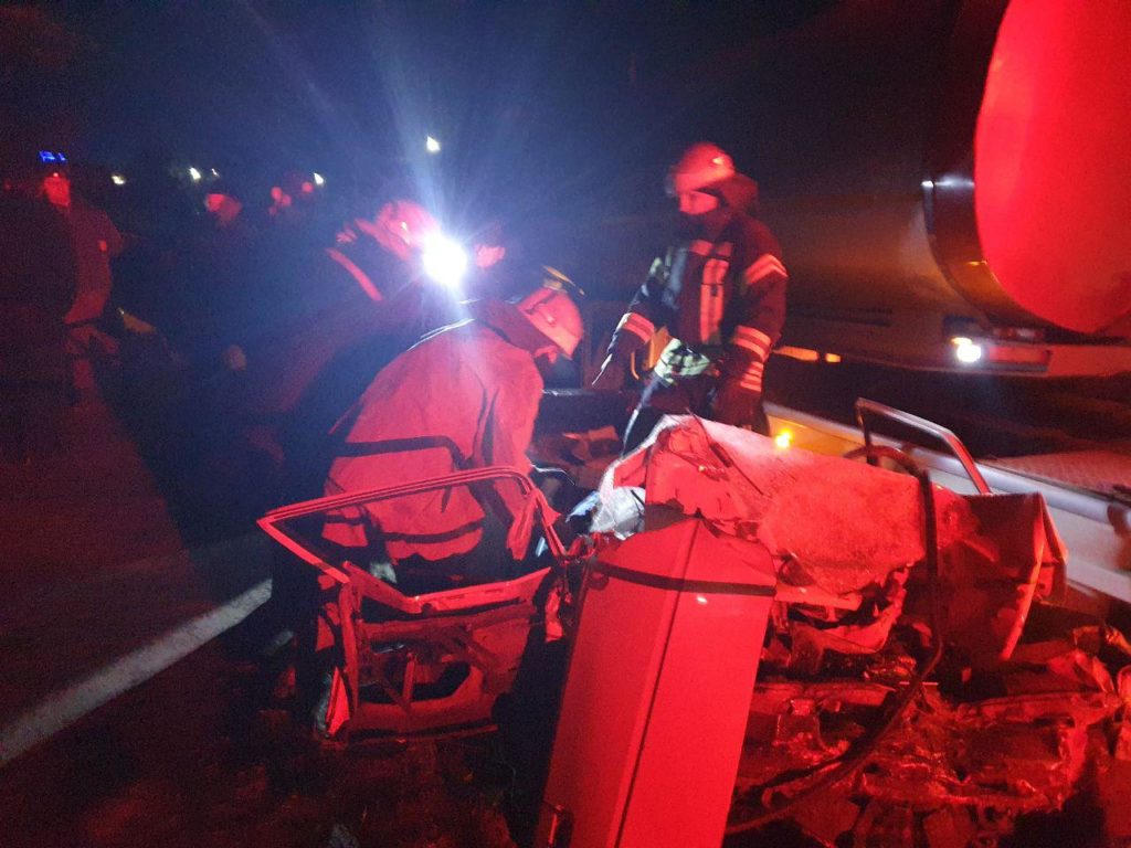На Кіровоградщині вантажівка розчавила легковий автомобіль з чотирма людьми: моторошні фото