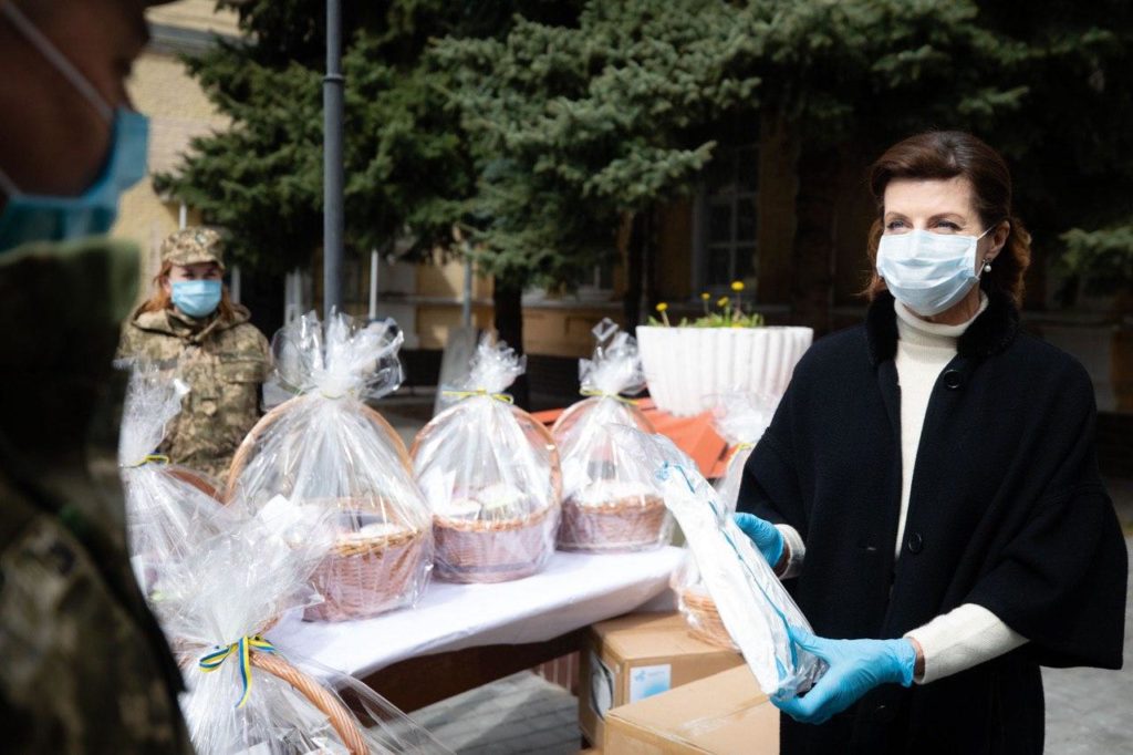 Марина Порошенко передала до Київського військового шпиталю захисні костюми для медиків, а також паски