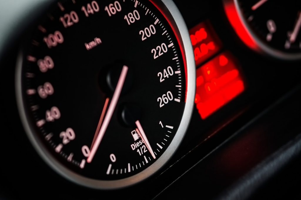 У Києві дозволили швидкісний режим руху автомобілів на 17 вулицях: повний перелік