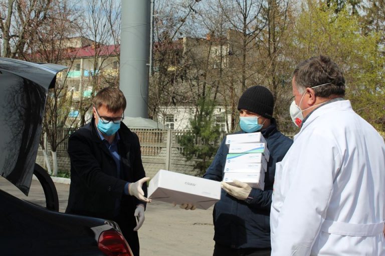 Третю партію захисних костюмів від Порошенка передали лікарням Вінниччині