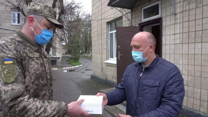 На Київщині “ЄС” передала допомогу фастівським ліквідаторам аварії на ЧАЕС, медикам і військовим на передовій