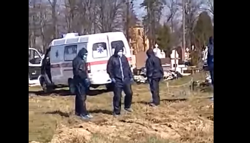 Родичі у захисних костюмах і “швидка”: в мережі з’явилось відео з похорон померлої від коронавірусу